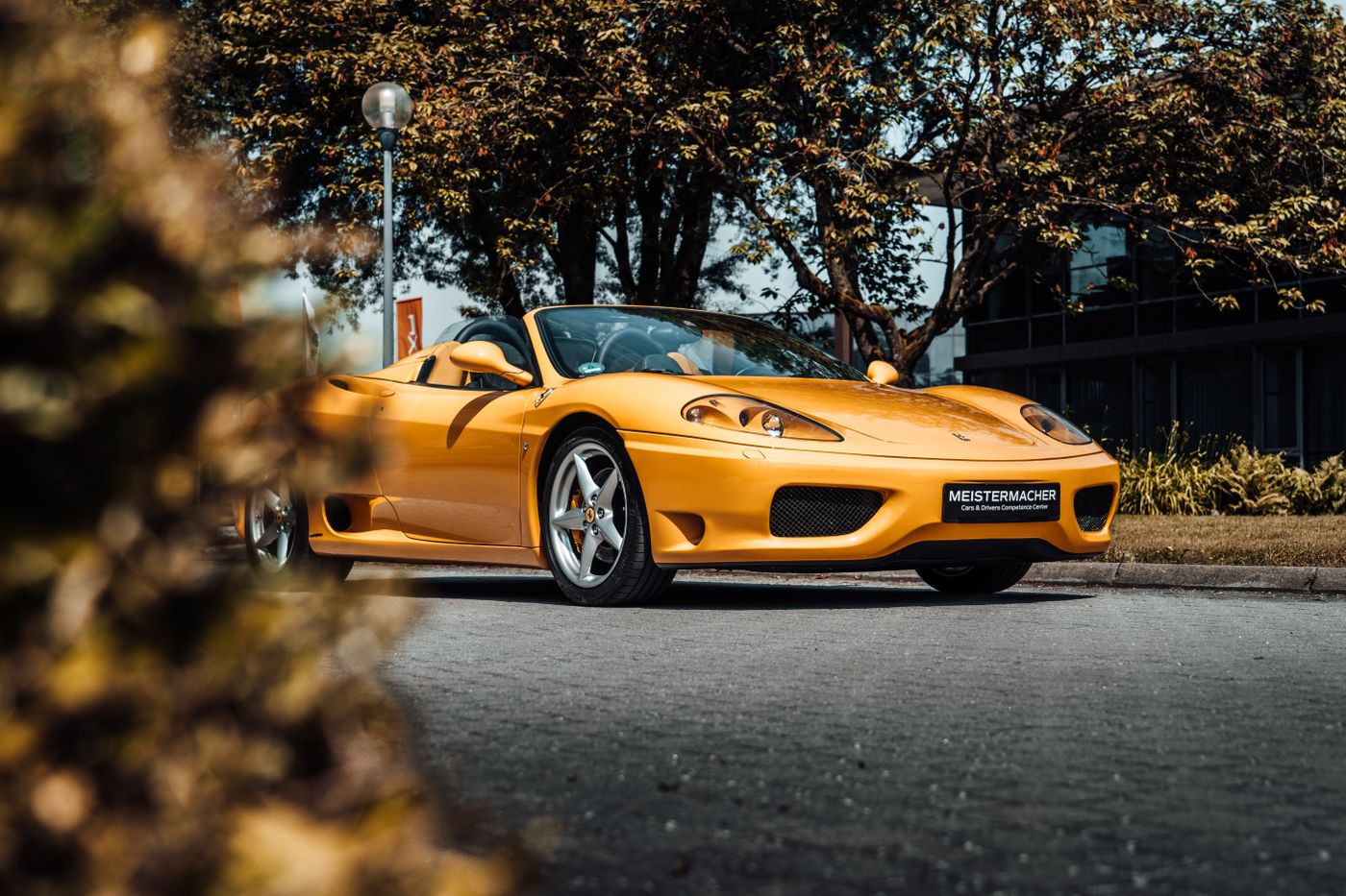 Mobil sport kuning di jalan kota