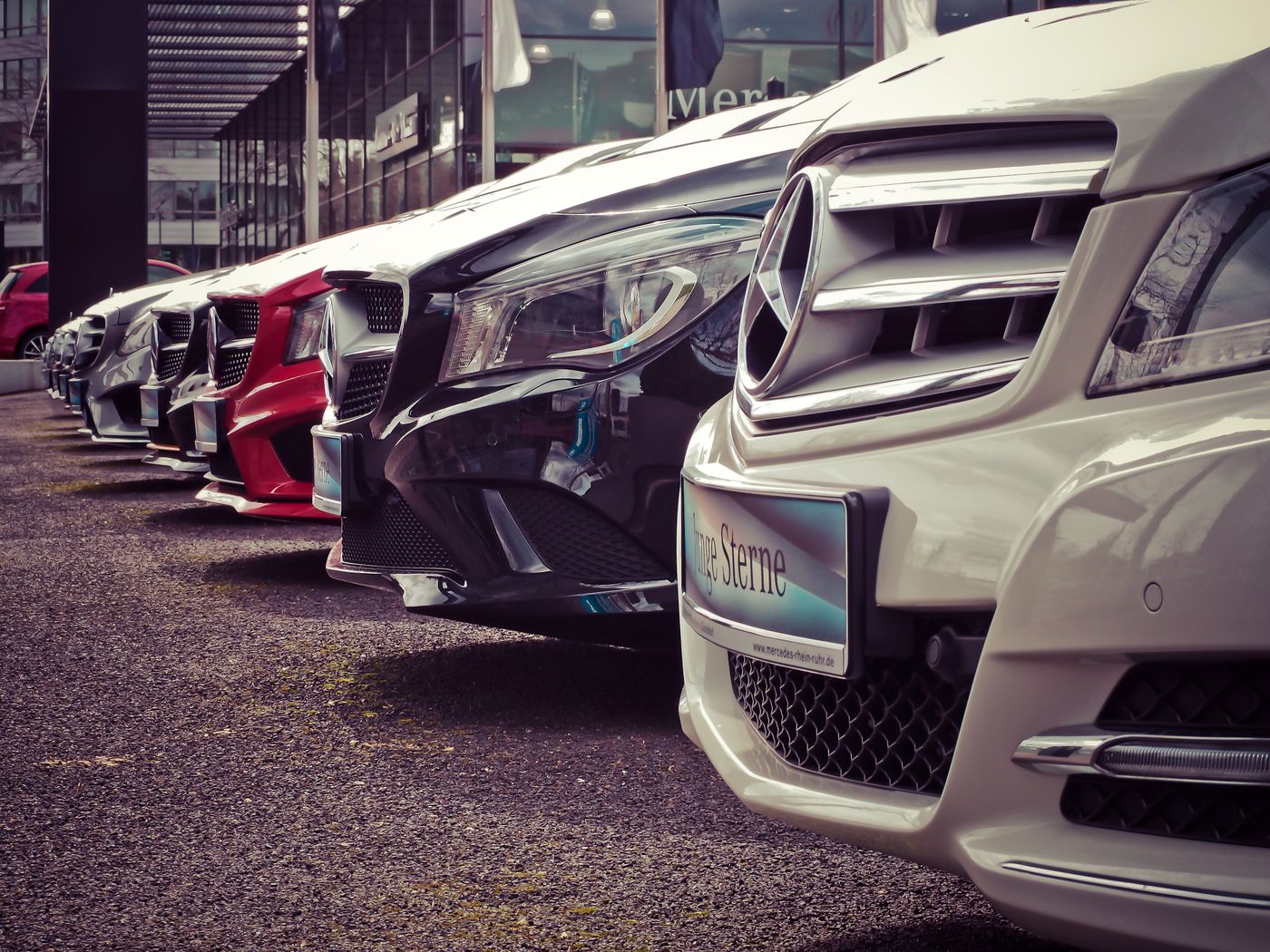 Deretan mobil mewah di dealer