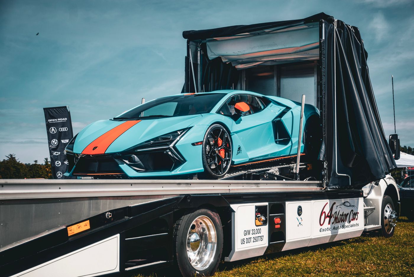 Lamborghini biru di atas truk pengangkut