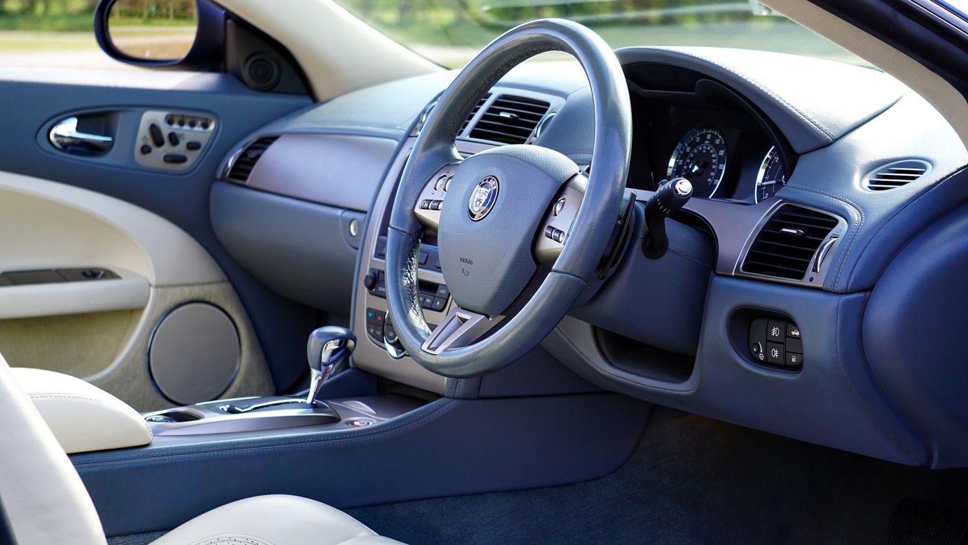Interior mobil mewah